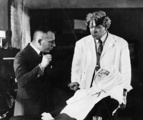 Erich Von Stroheim dirige sul set di "Greed"